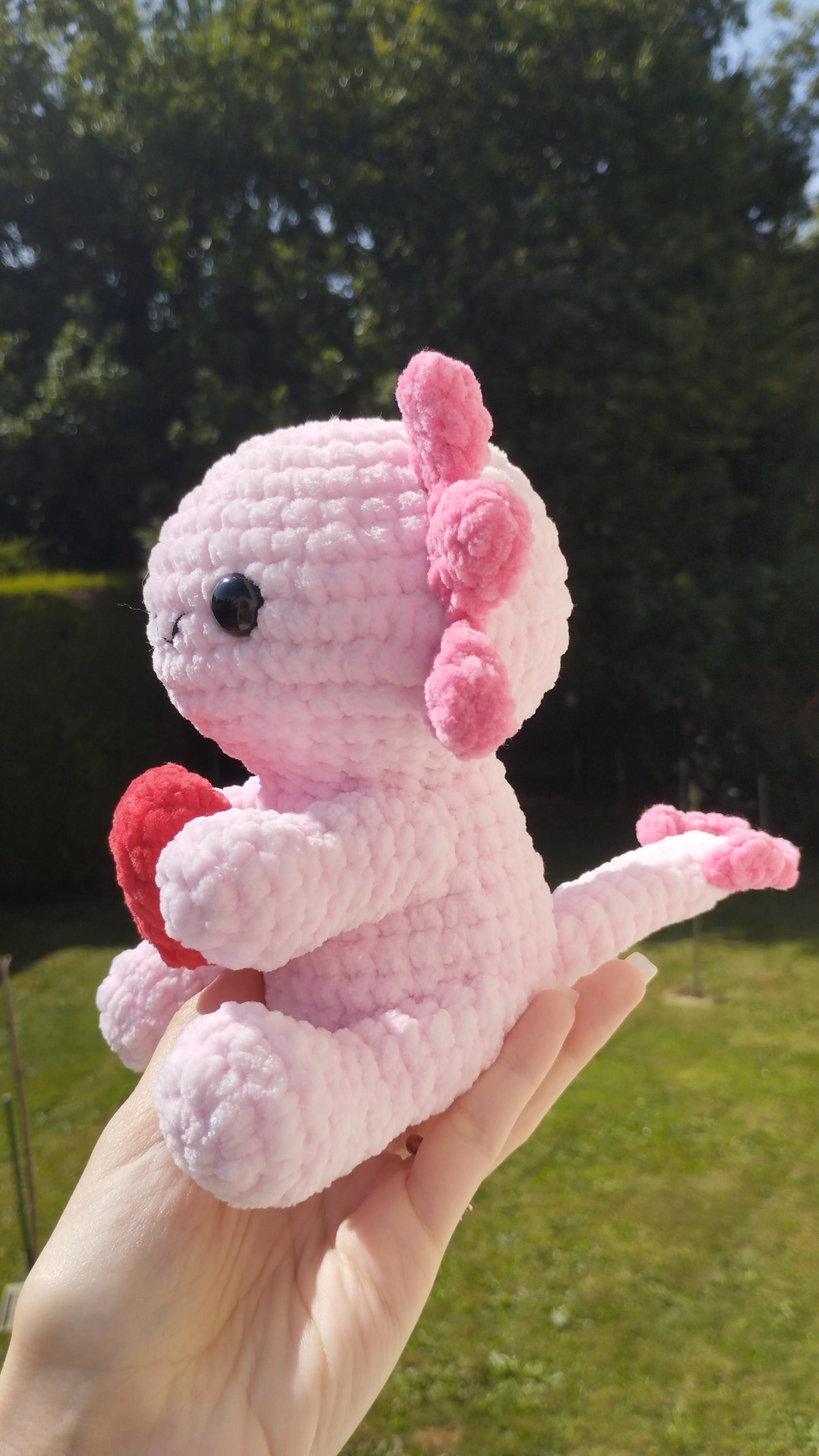Peluche axolotl cœur au crochet