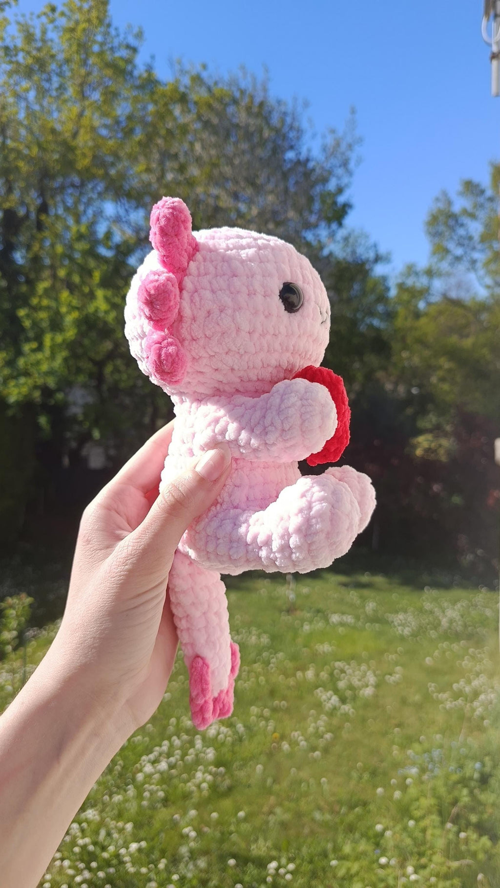 Peluche axolotl cœur au crochet