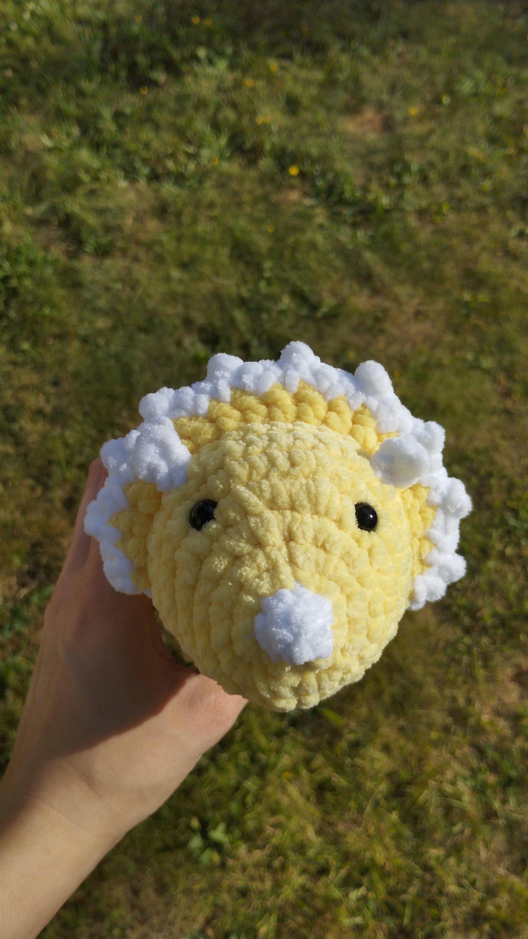 Peluche triceratops personnalisable au crochet
