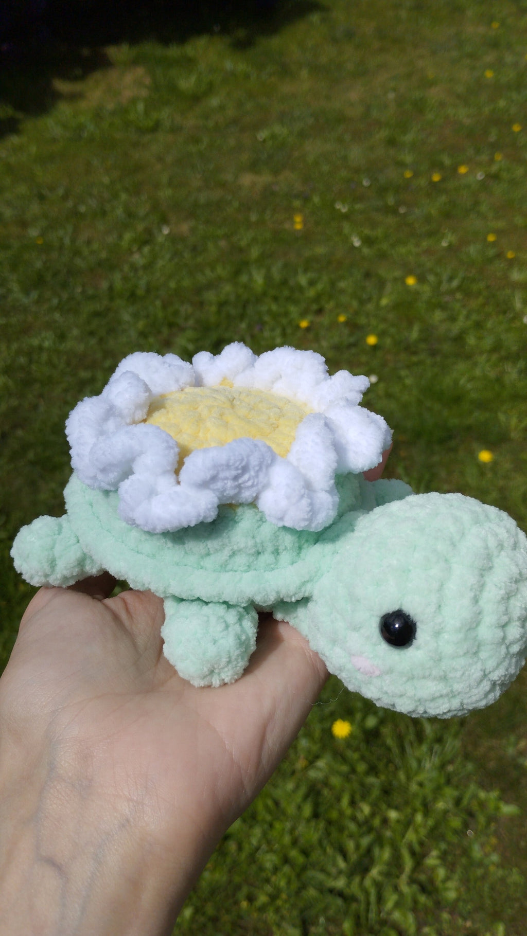 Peluche tortue marguerite au crochet