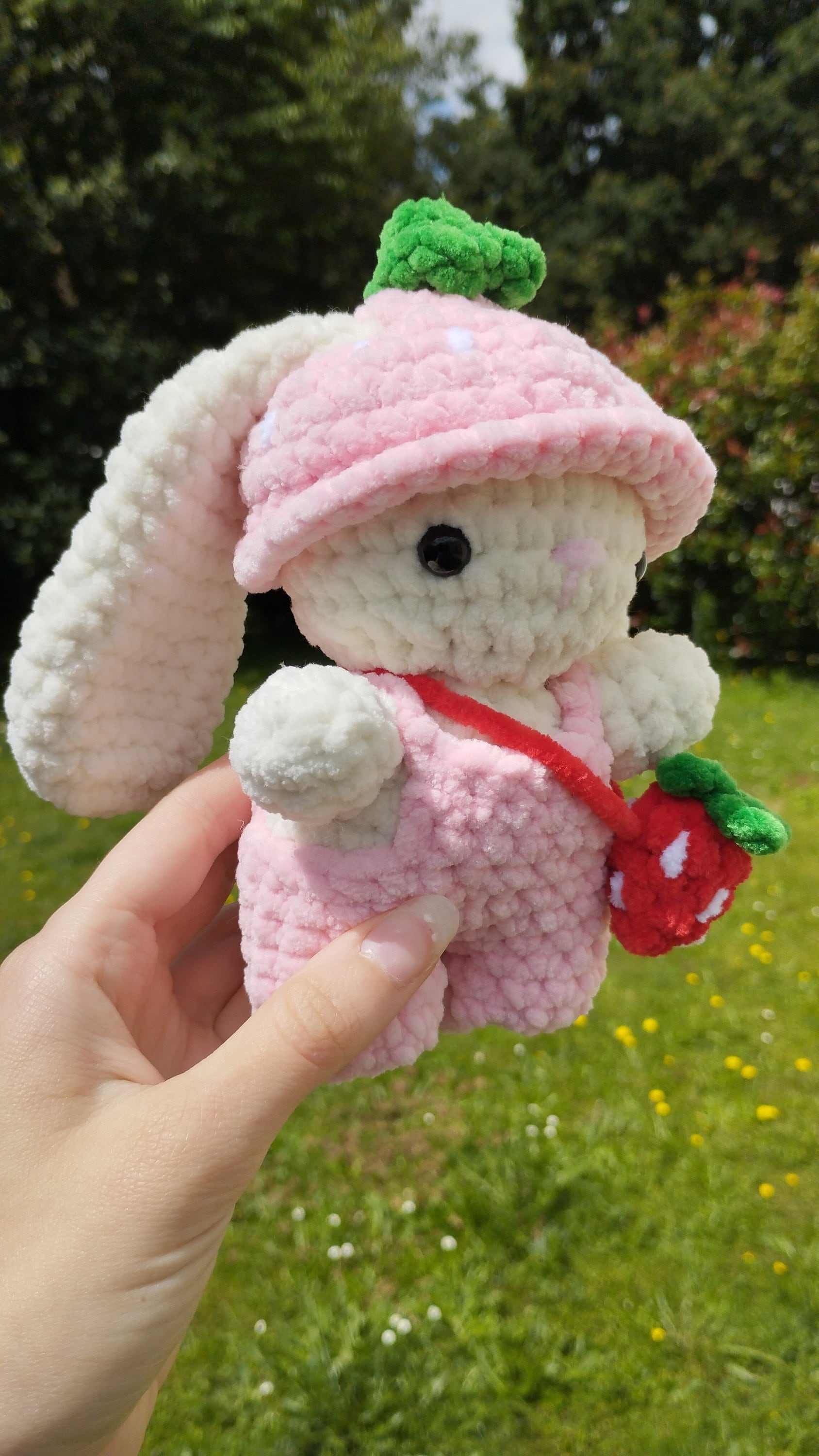 Peluche lapin fraise au crochet