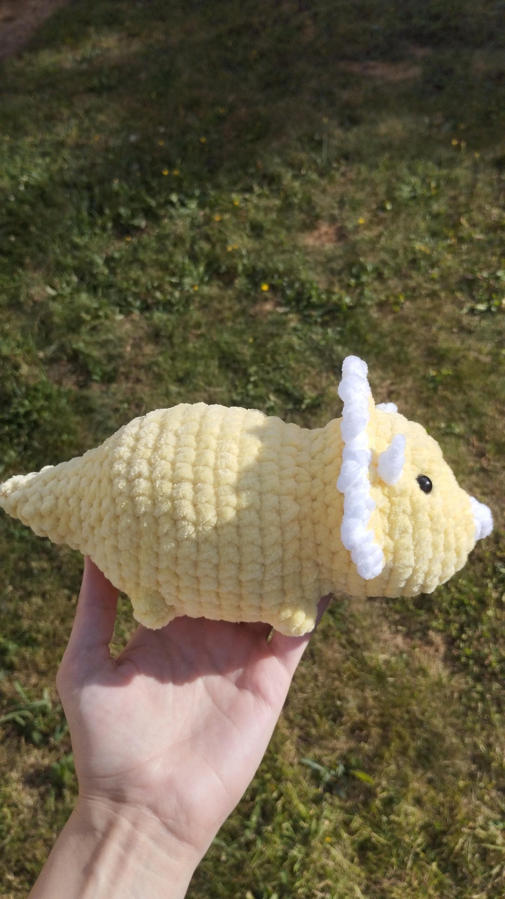 Peluche triceratops personnalisable au crochet