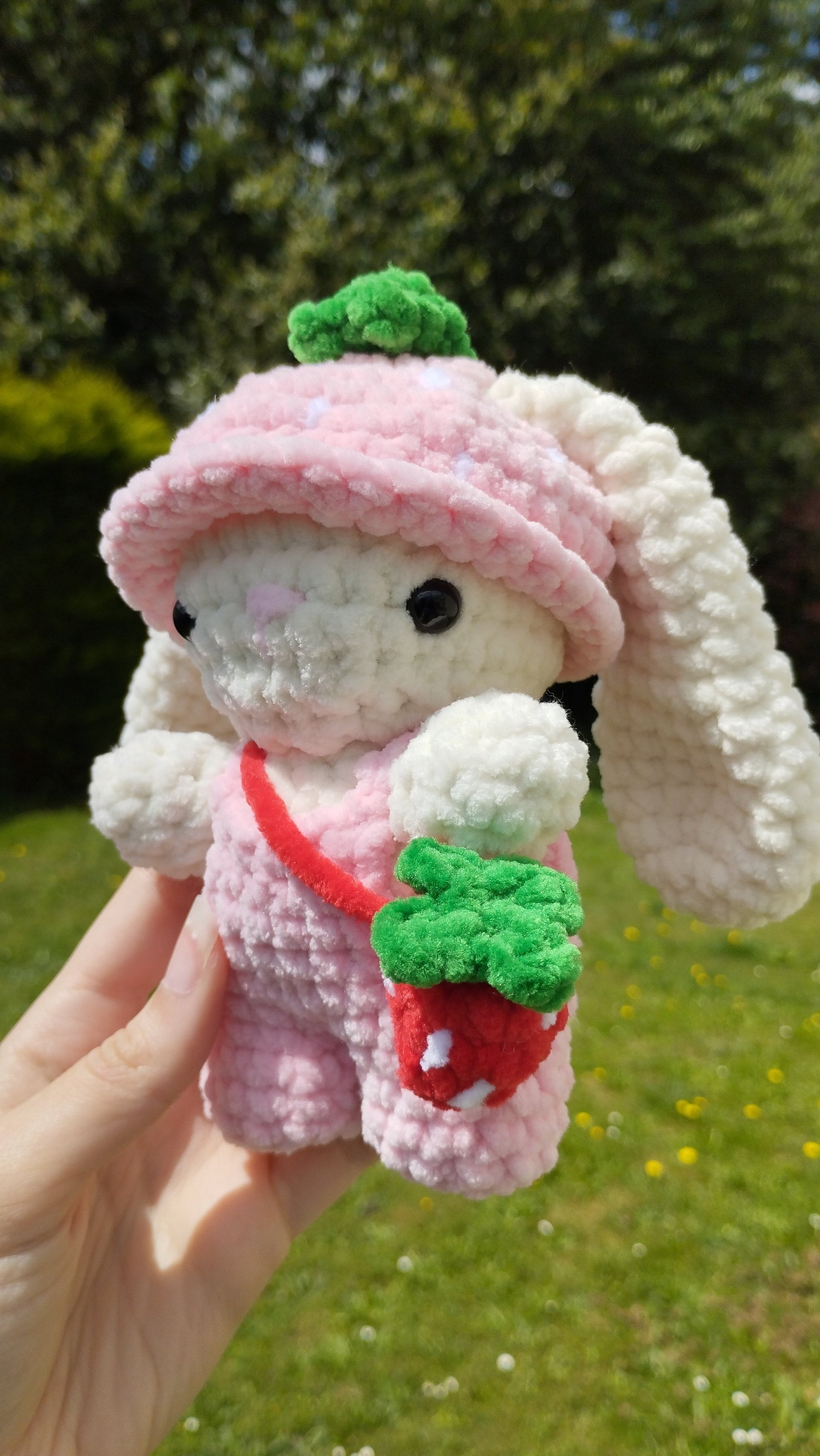 Peluche lapin fraise au crochet