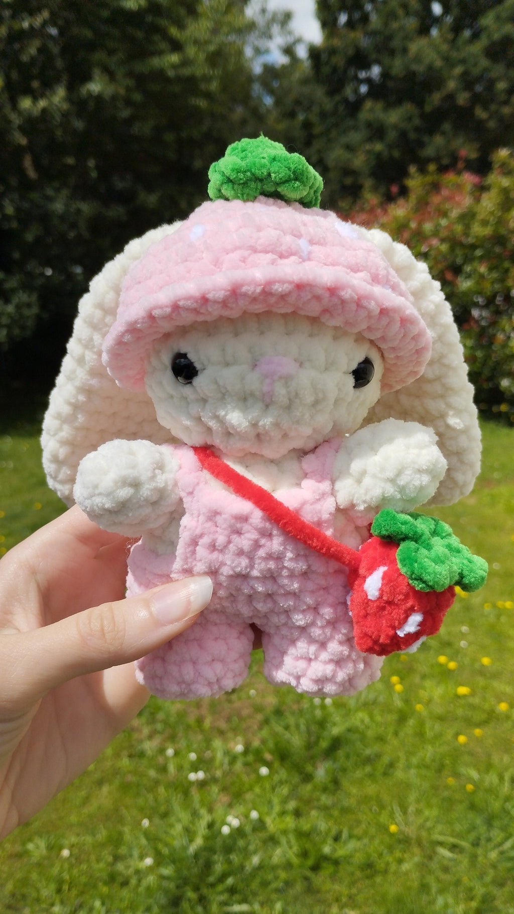Peluche lapin fraise au crochet