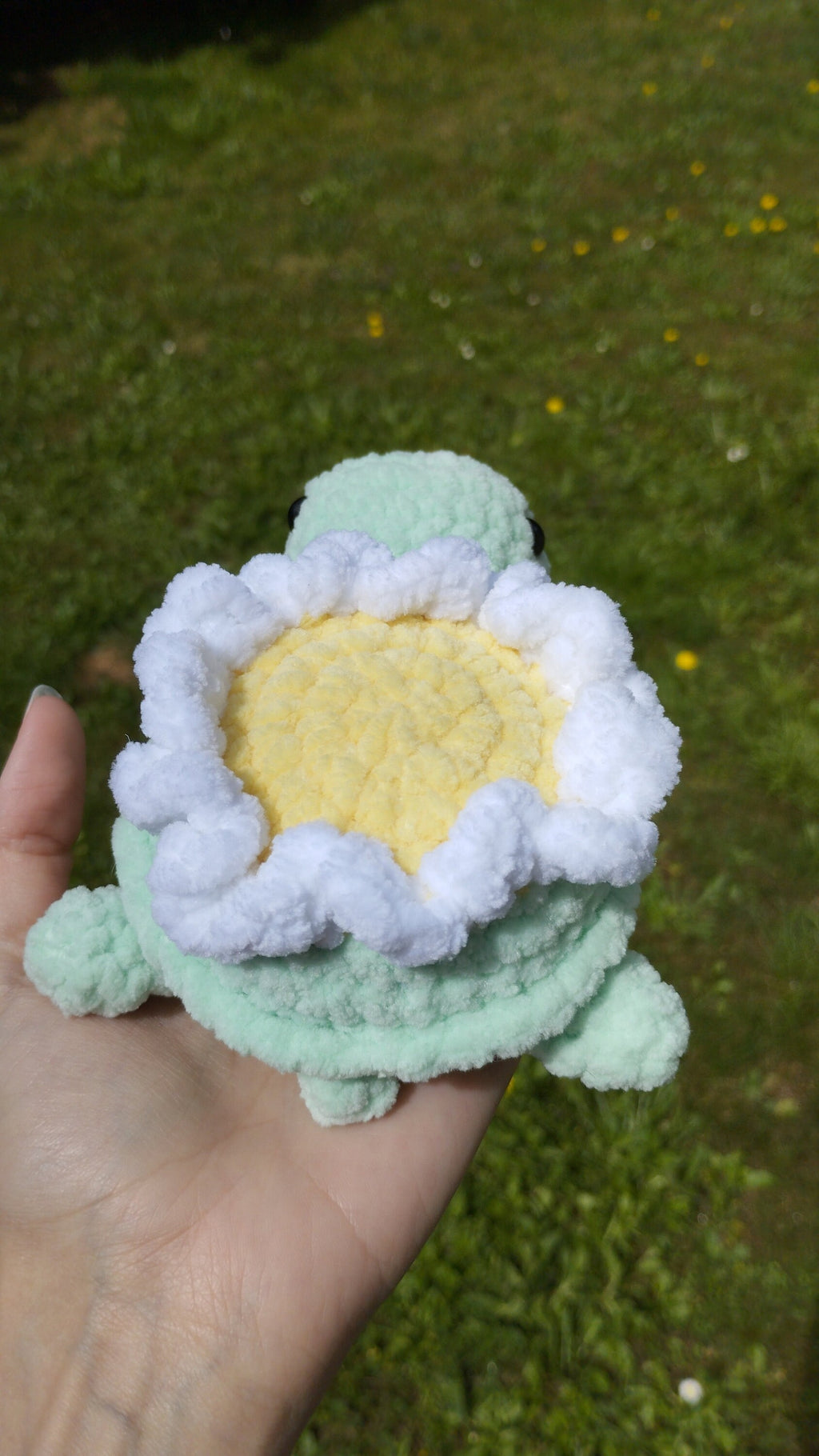 Peluche tortue marguerite au crochet