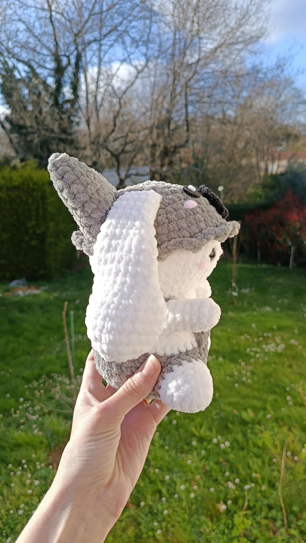 Peluche lapin déguisé en loup au crochet