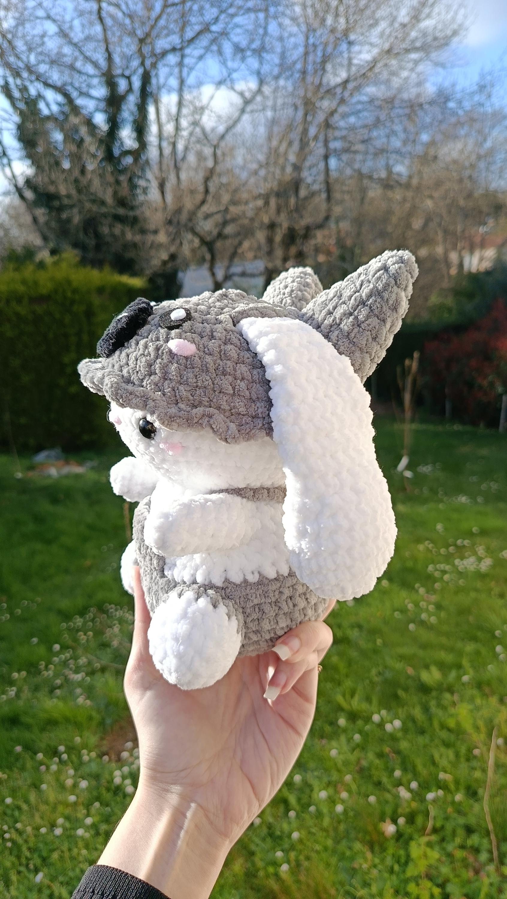 Peluche lapin déguisé en loup au crochet