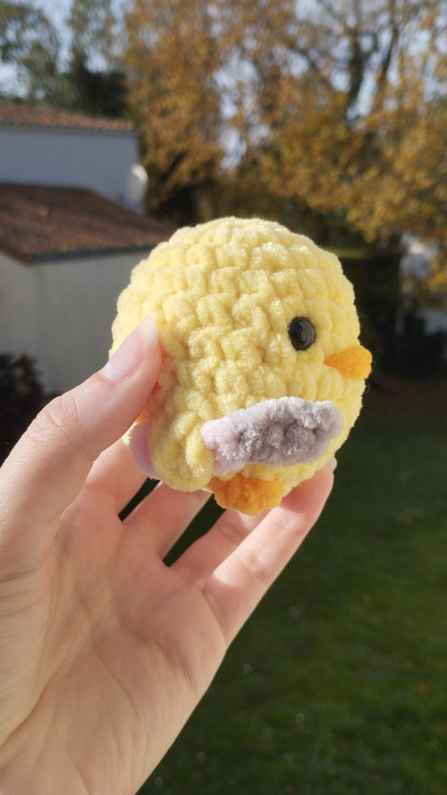 Peluche canard avec son couteau au crochet