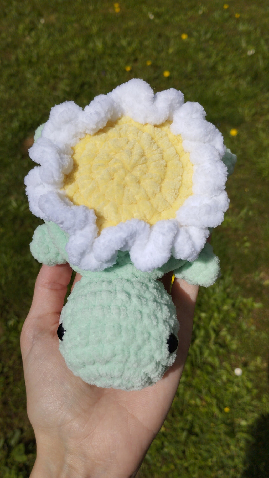 Peluche tortue marguerite au crochet