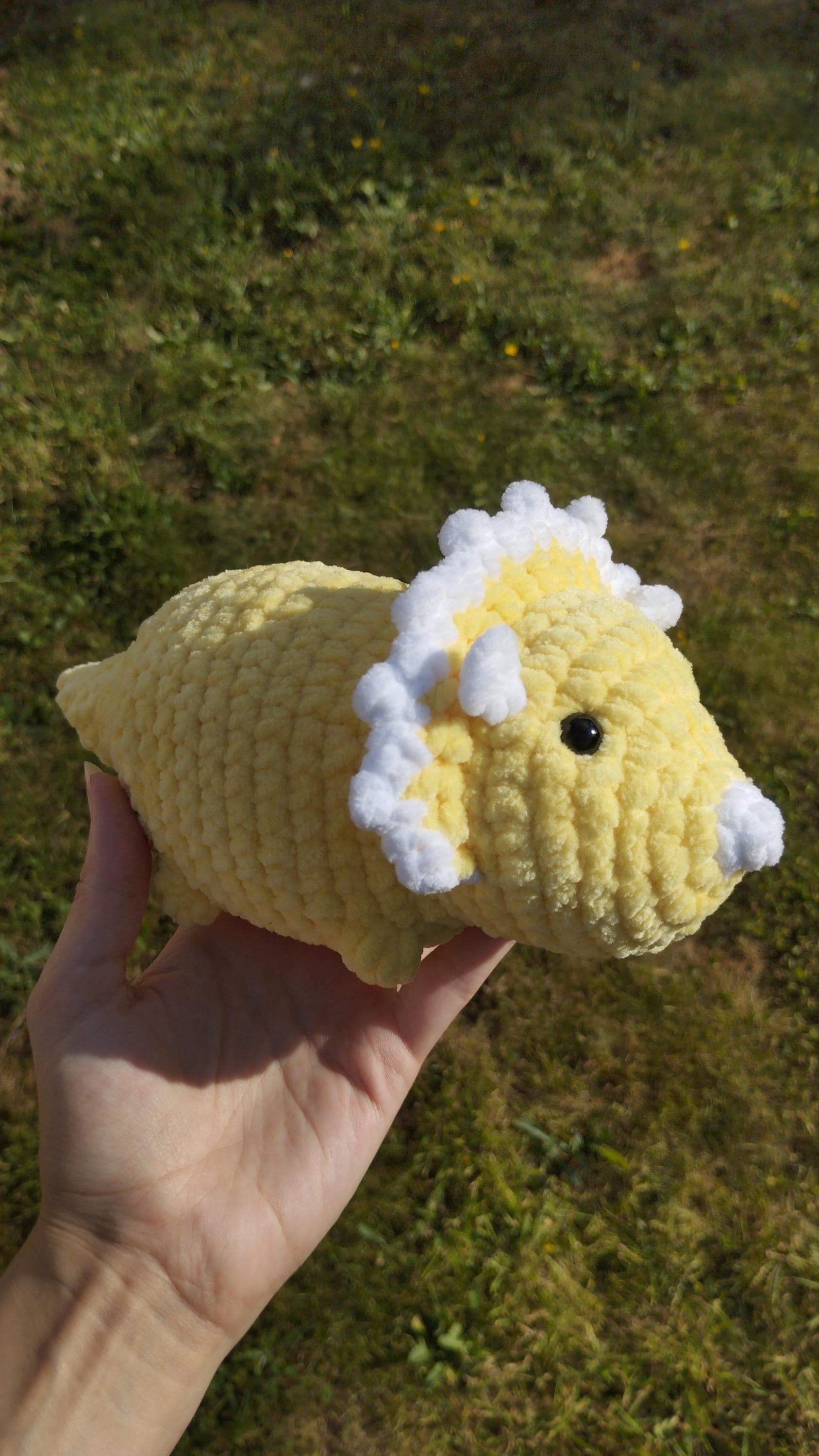 Peluche triceratops personnalisable au crochet