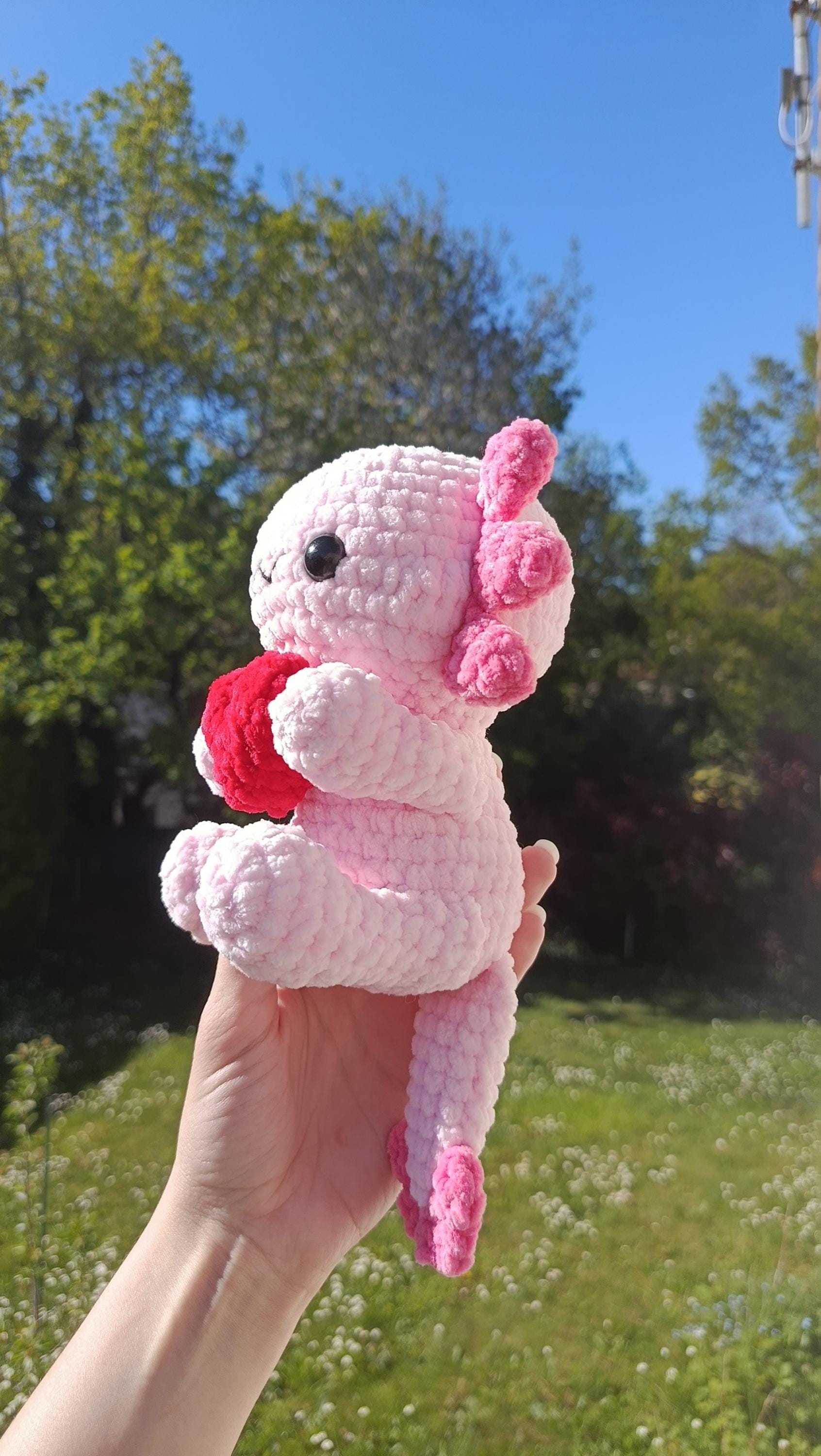 Peluche axolotl cœur au crochet
