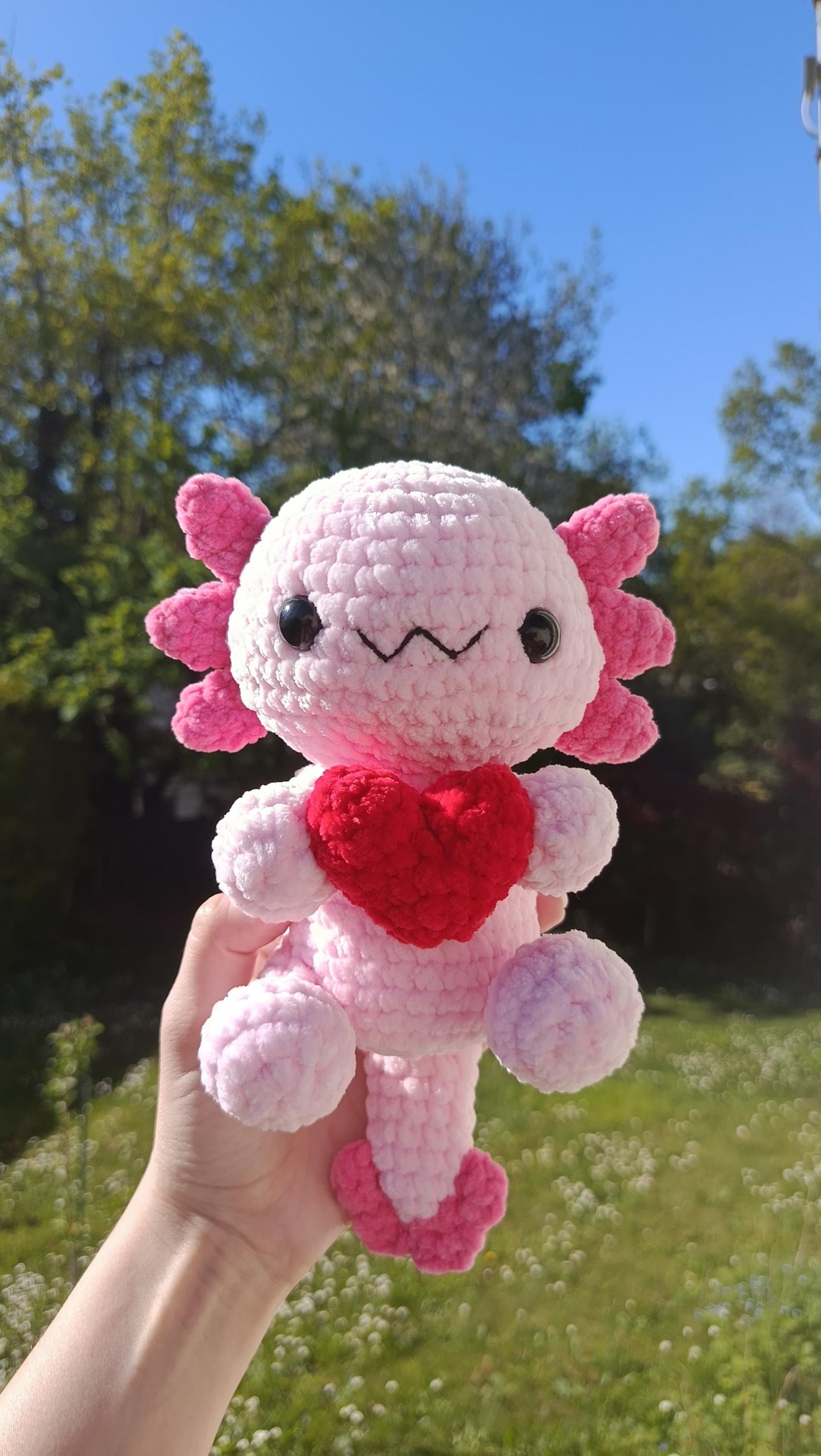 Peluche axolotl cœur au crochet