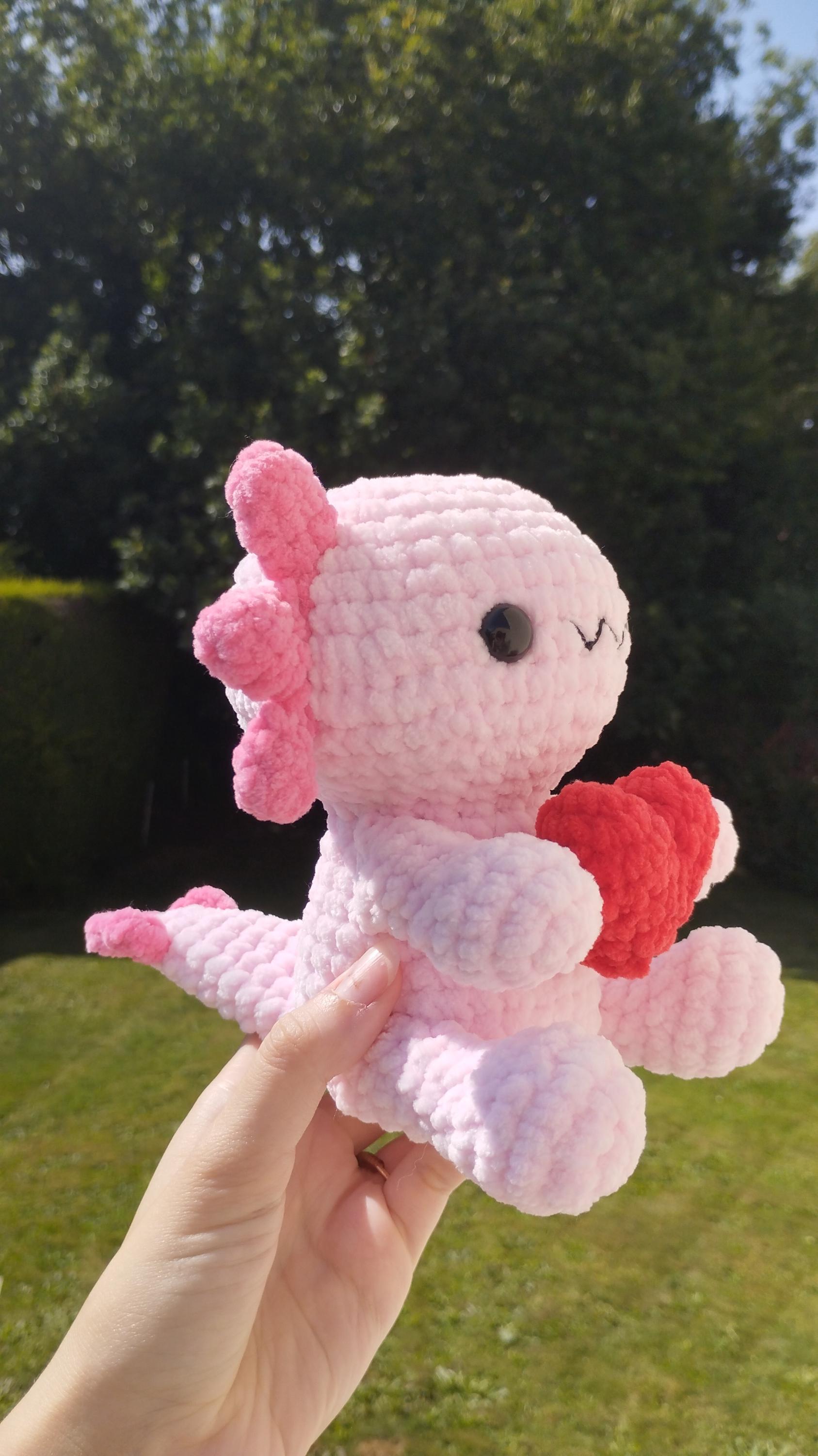 Peluche axolotl cœur au crochet