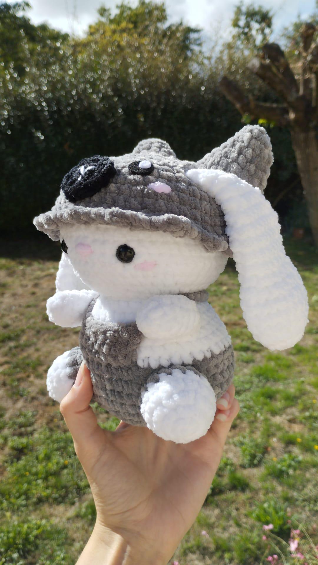 Patron lapin déguisé en loup au crochet
