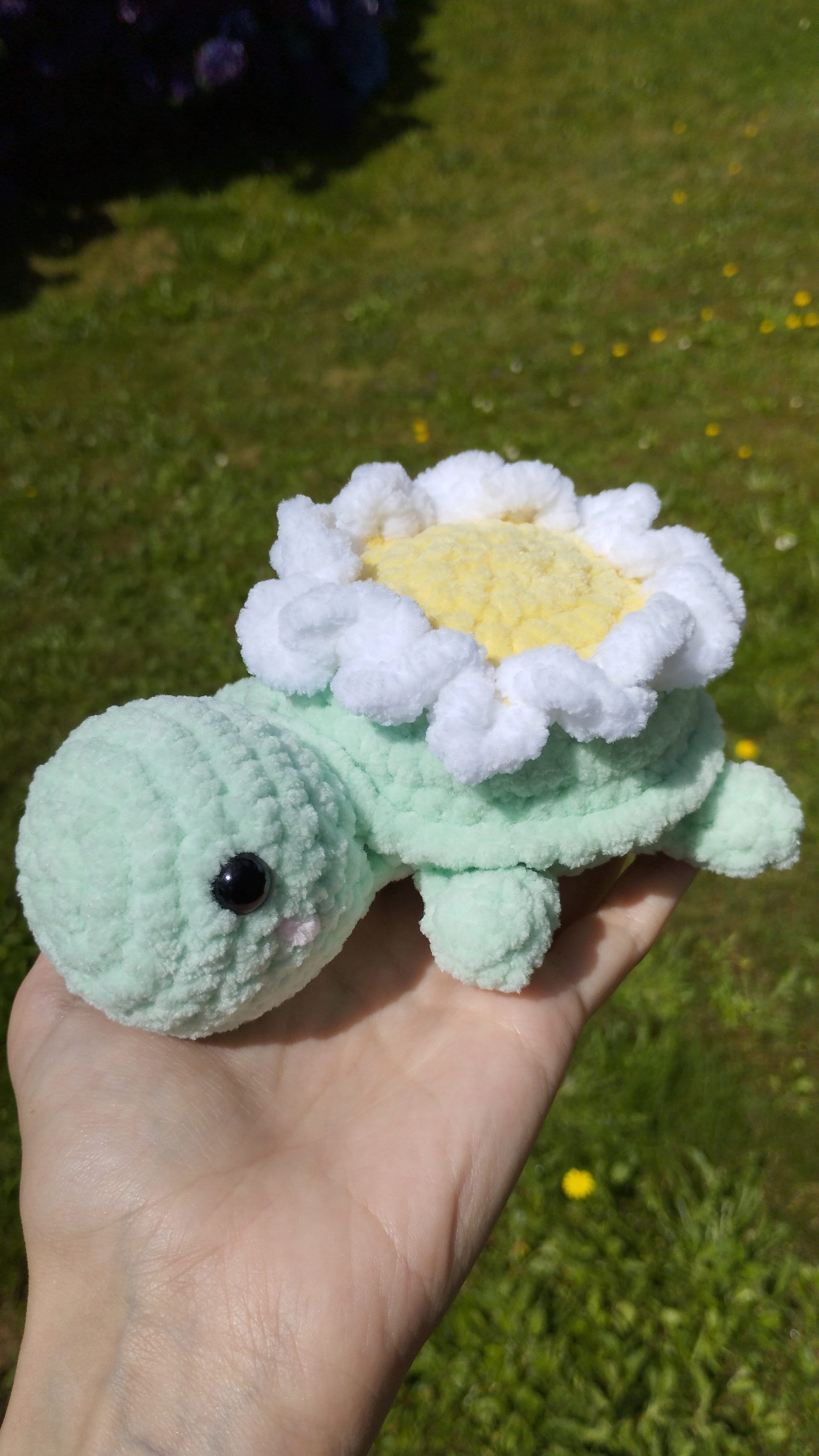 Peluche tortue marguerite au crochet