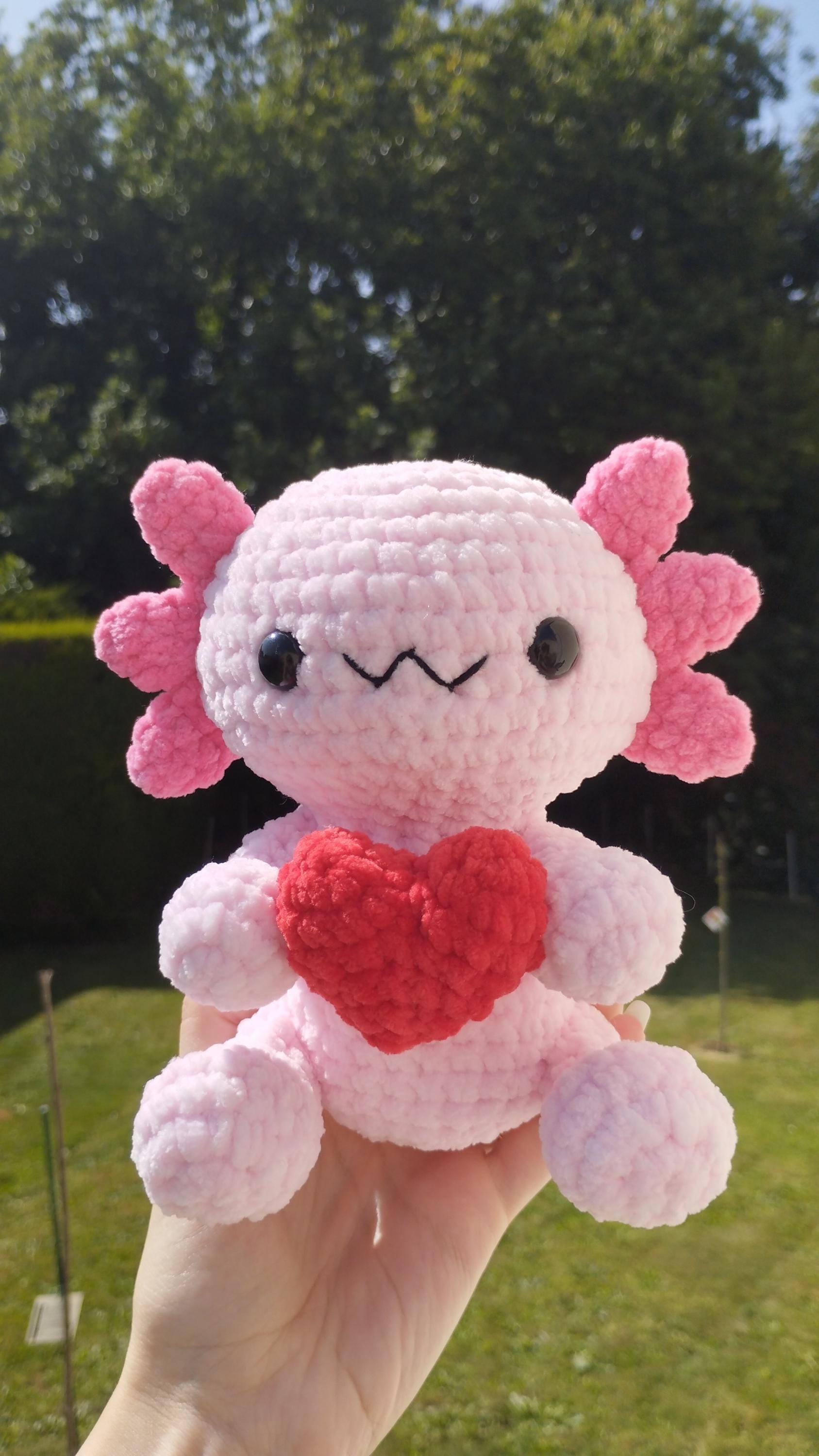 Peluche axolotl cœur au crochet