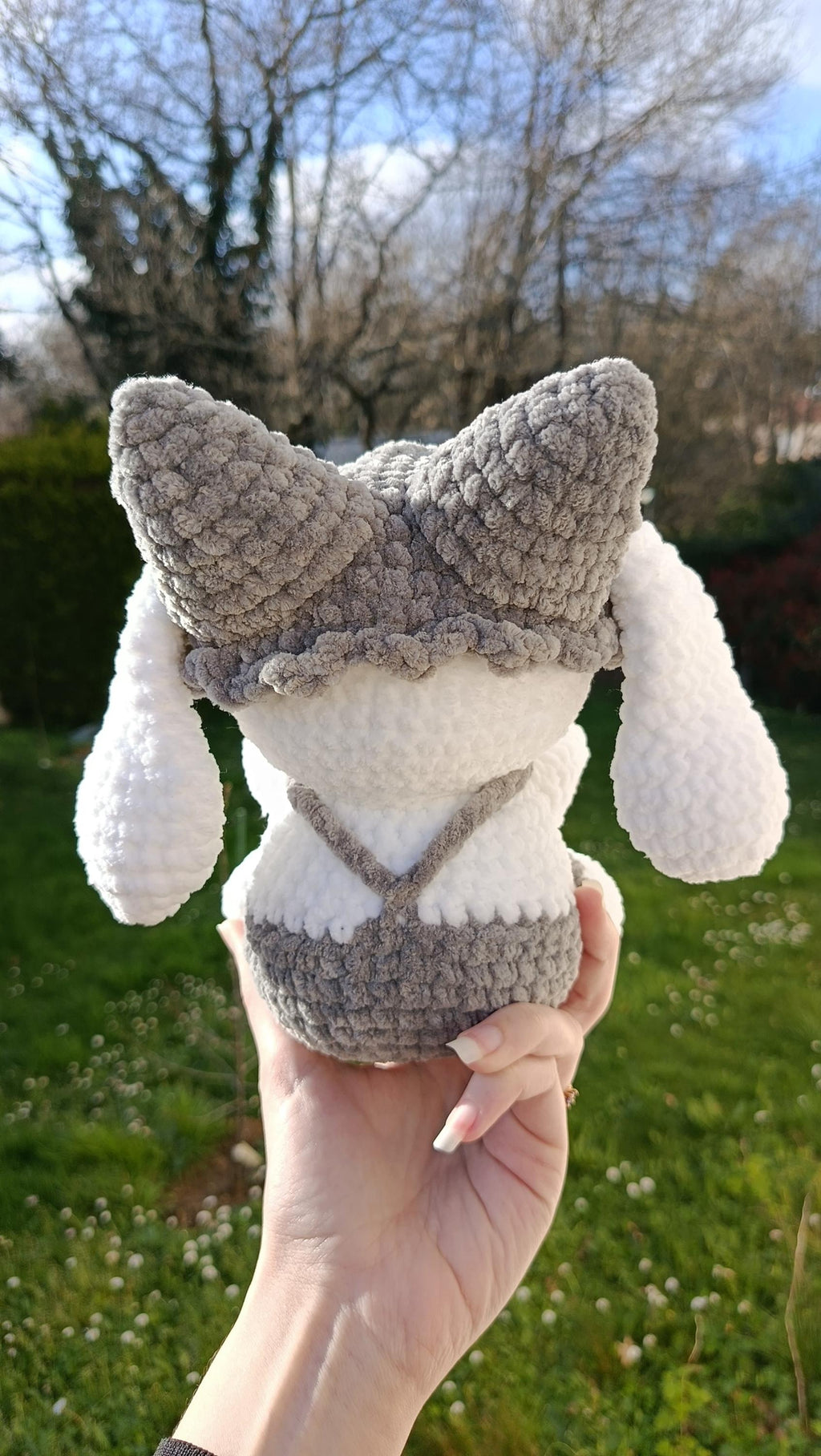 Peluche lapin déguisé en loup au crochet