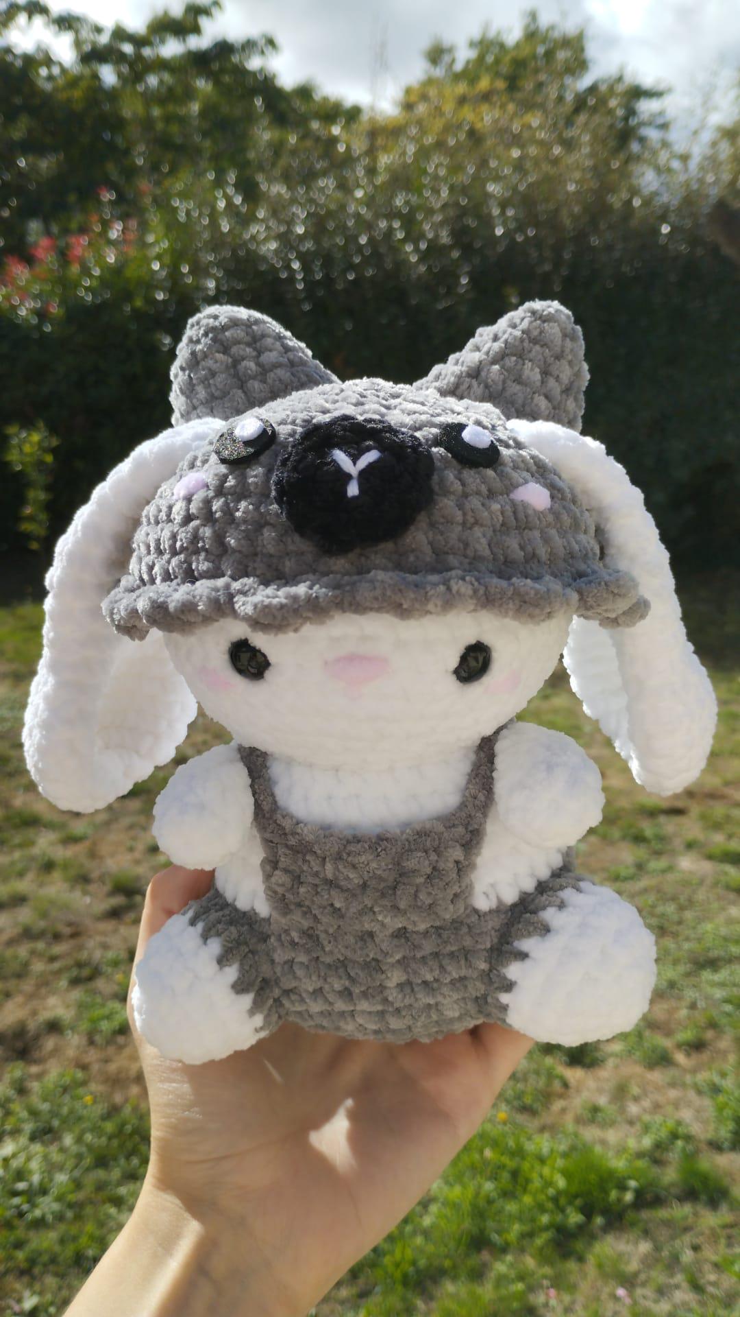 Patron lapin déguisé en loup au crochet